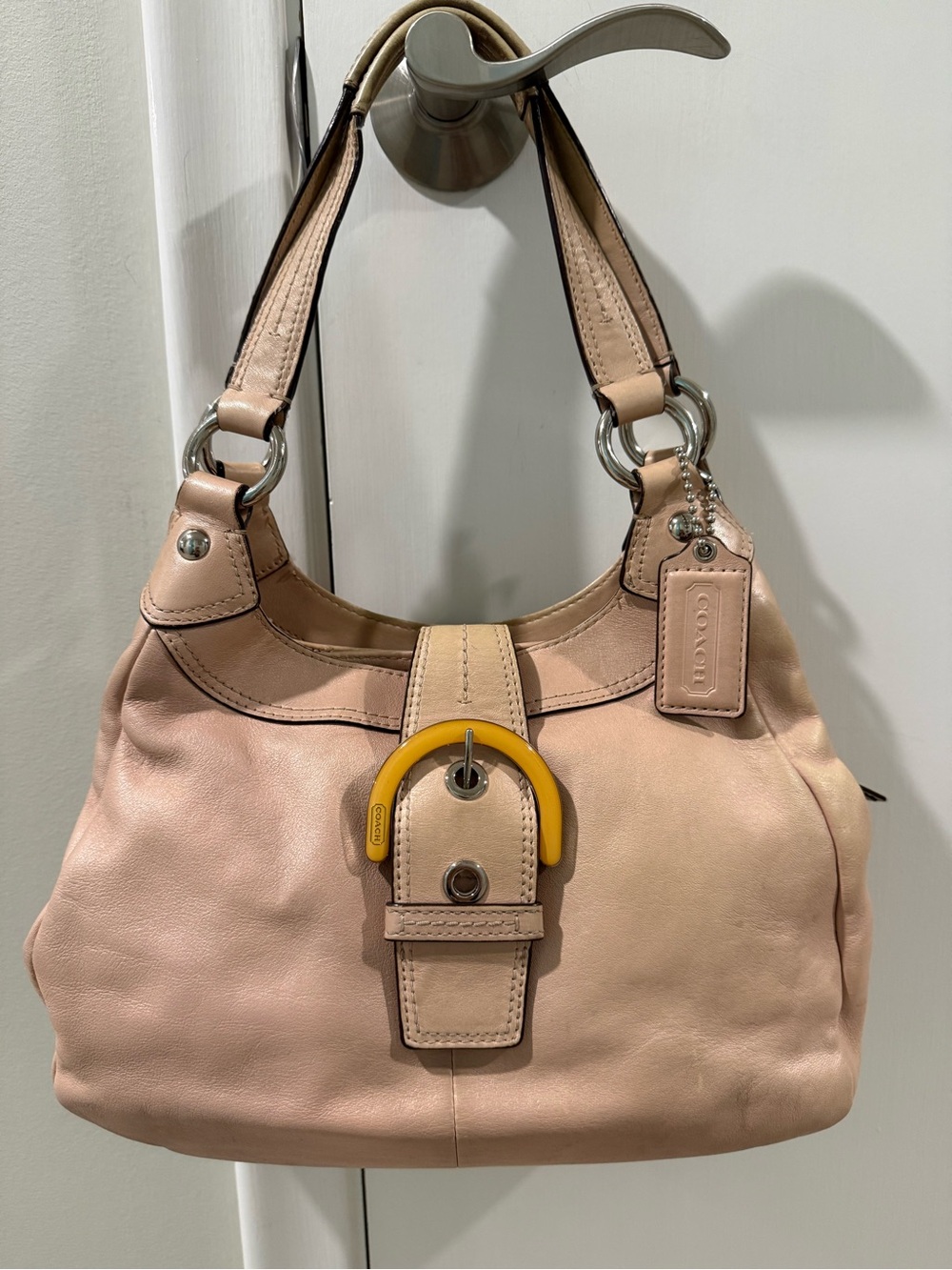 Lynn y2k Coach champagne/beige Leather Soho Shoulder  Bag with Yellow Accent